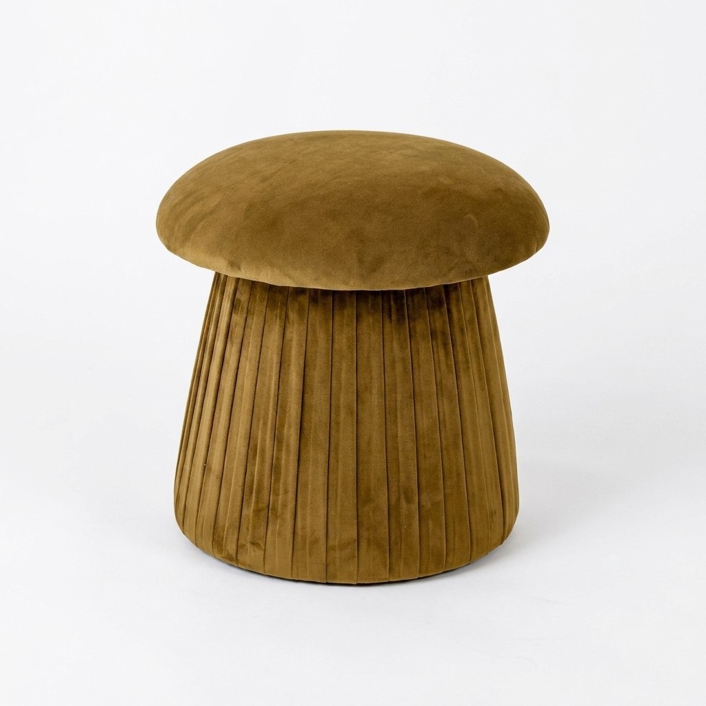 Pouf rond en velours moutarde à silhouette de champignon, coupole lisse et jupe plissée, fond neutre clair