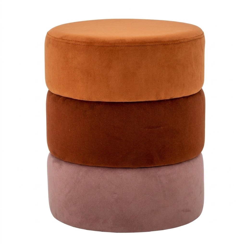 Pouf rond à trois couronnes empilées en velours satiné orange chaud, brun-auburn et rose poudré sur socle court.