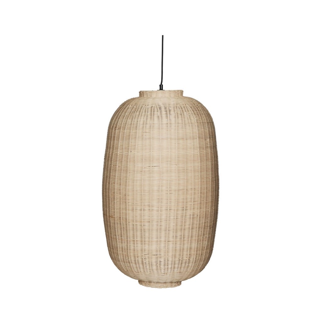 Suspension ovale en rotin tressé naturel, abat-jour en capsule verticale et cordon textile noir, sur fond neutre