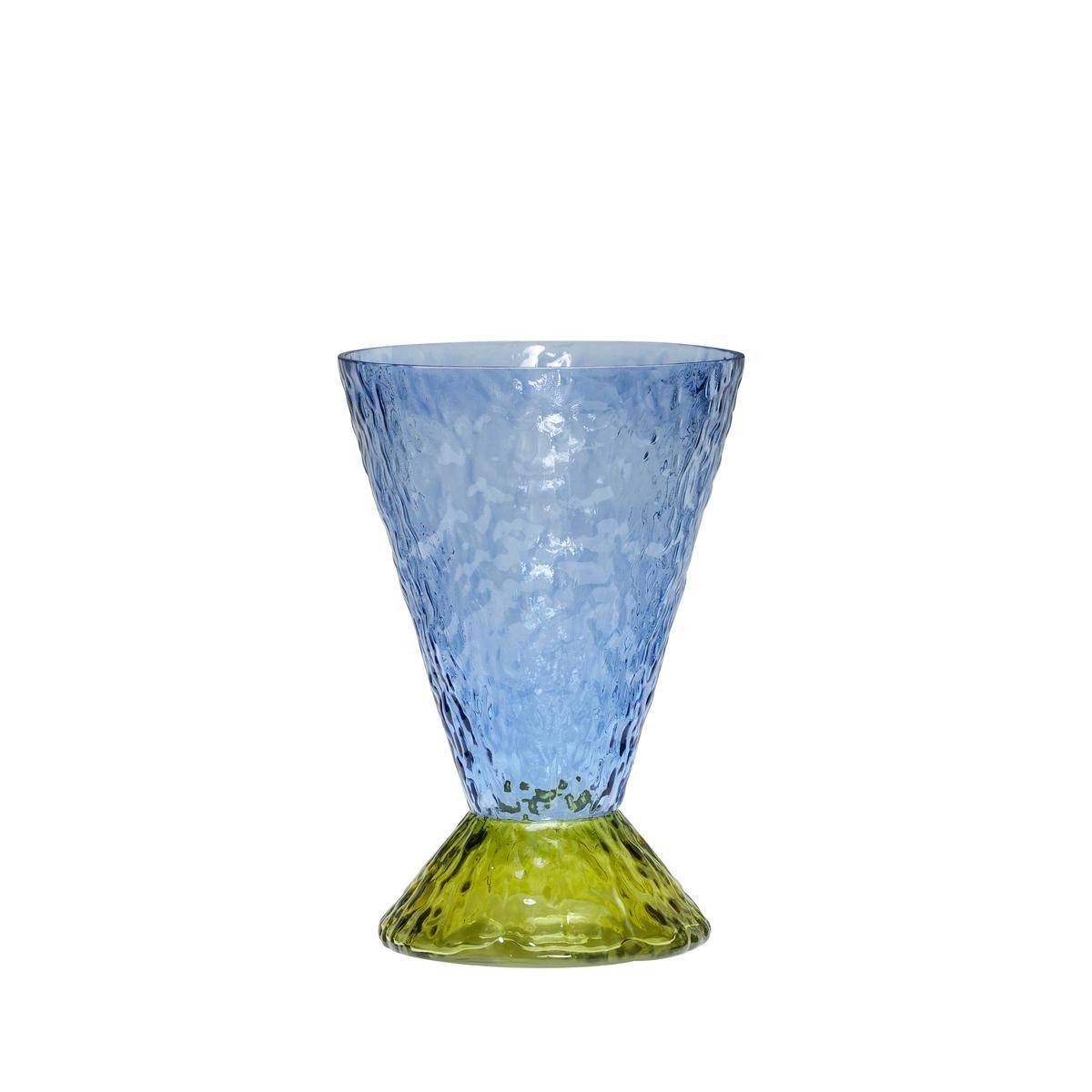 Vase en verre soufflé texturé, coupe évasée bleu clair sur pied vert olive, surface martelée, sur fond blanc neutre