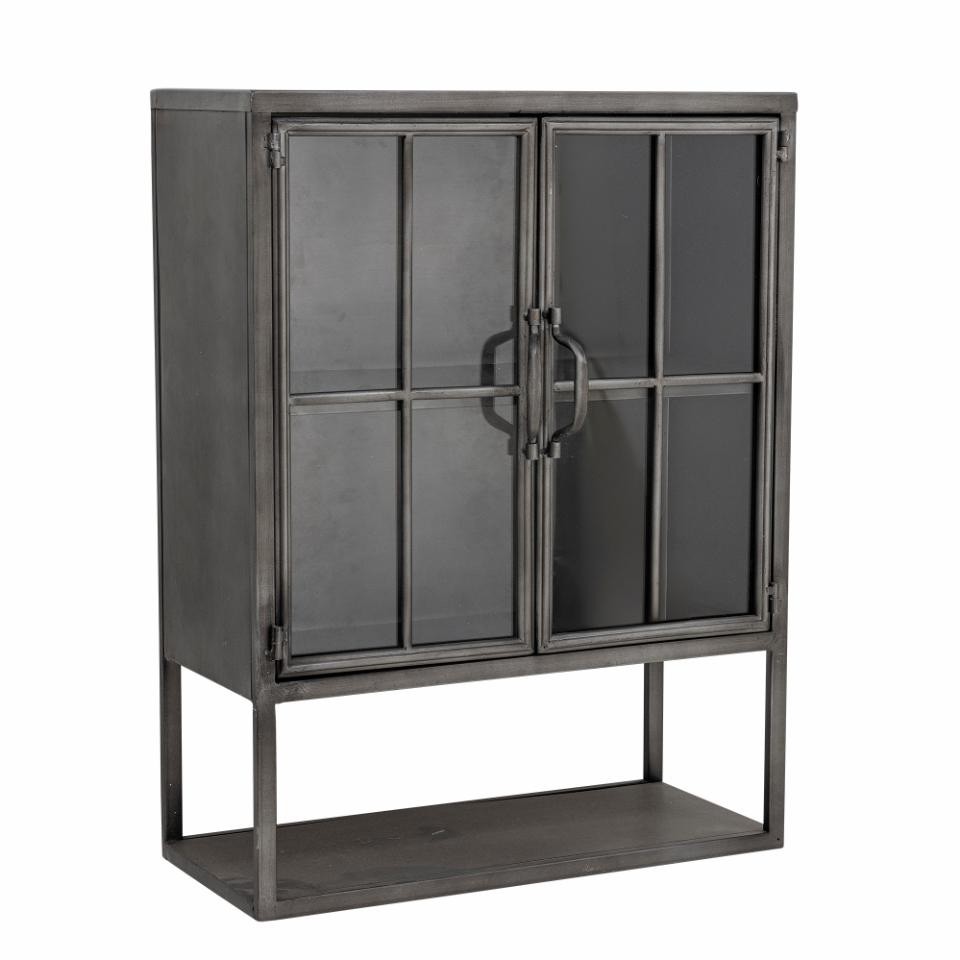 Vitrine en fer noir mat à deux portes vitrées et croisillons, piètement ouvert, vue de trois-quarts sur fond blanc