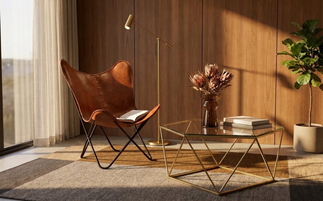 Coin lecture mid-century : fauteuil butterfly cuir cognac, table basse geometrique doree, lampadaire laiton, tapis terreux, mur noyer.