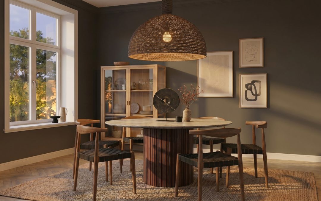 Salle à manger Japandi en noyer et anthracite : table ronde à plateau de marbre, chaises en cuir tressé noir, suspension dôme en rotin, vitrine en chêne clair, murs anthracite et parquet à chevrons.