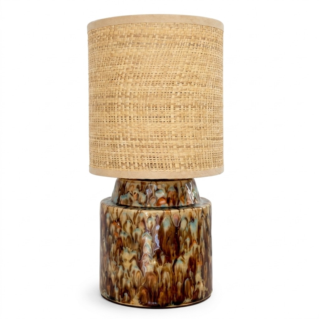 Lampe à poser en céramique et raffia, base à glaçure cristalline brun rouille mouchetée, abat-jour tressé, fond neutre