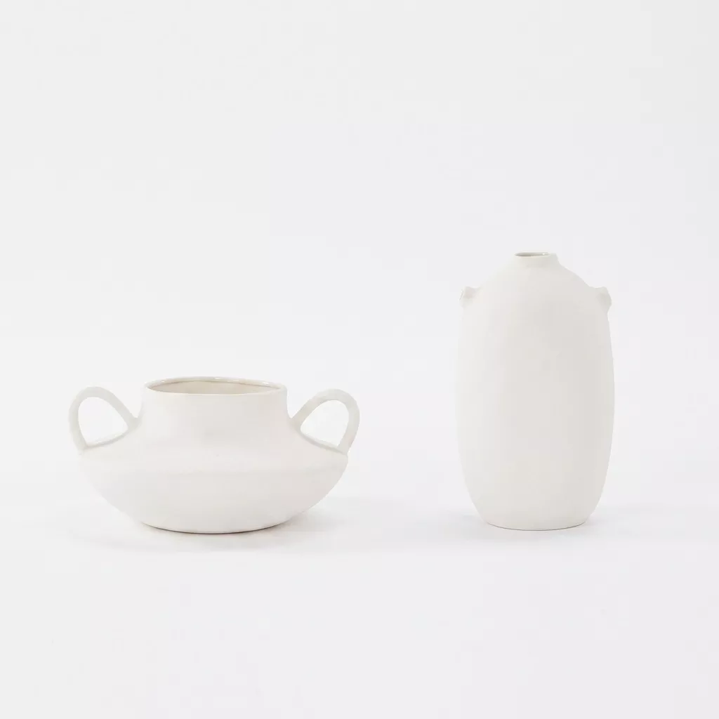 Duo Orelia — vase ovoidé mat et vase amphore satiné en grès écru, fond blanc, silhouettes artisanales