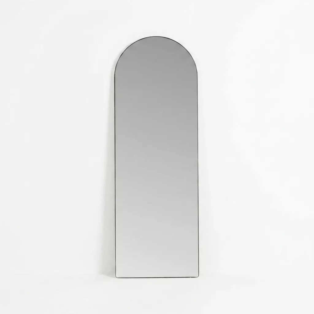 Miroir arche aluminium noir mat Nizar pleine hauteur 193 cm, silhouette arche base rectangulaire et sommet demi-cercle, fond blanc