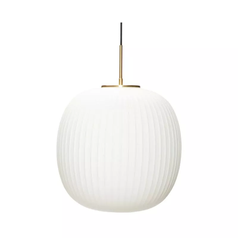 Suspension globe en verre opalin nervuré, vue de face, anneau et tige laiton brossé doré, câble noir tressé, fond blanc