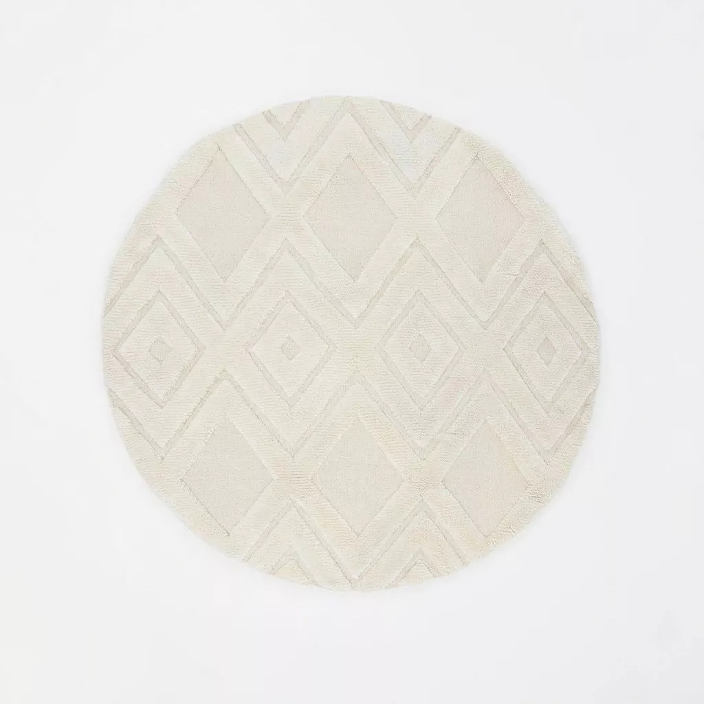 Tapis rond Lina en laine écru, vue de dessus, motif losanges sculptés ton sur ton, fond blanc