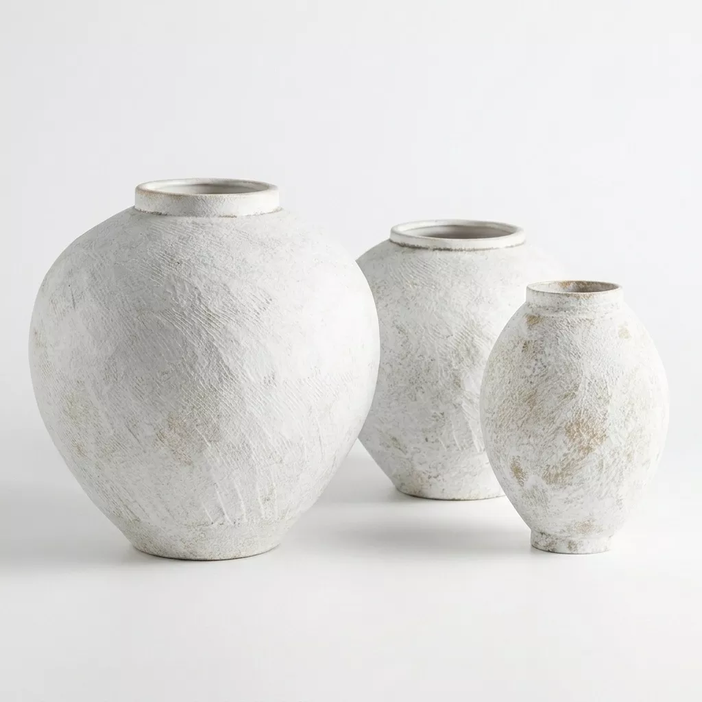 Trio de vases globulaires en céramique blanc cassé effet chaux, fond blanc neutre, vue de face sur trois formats distincts