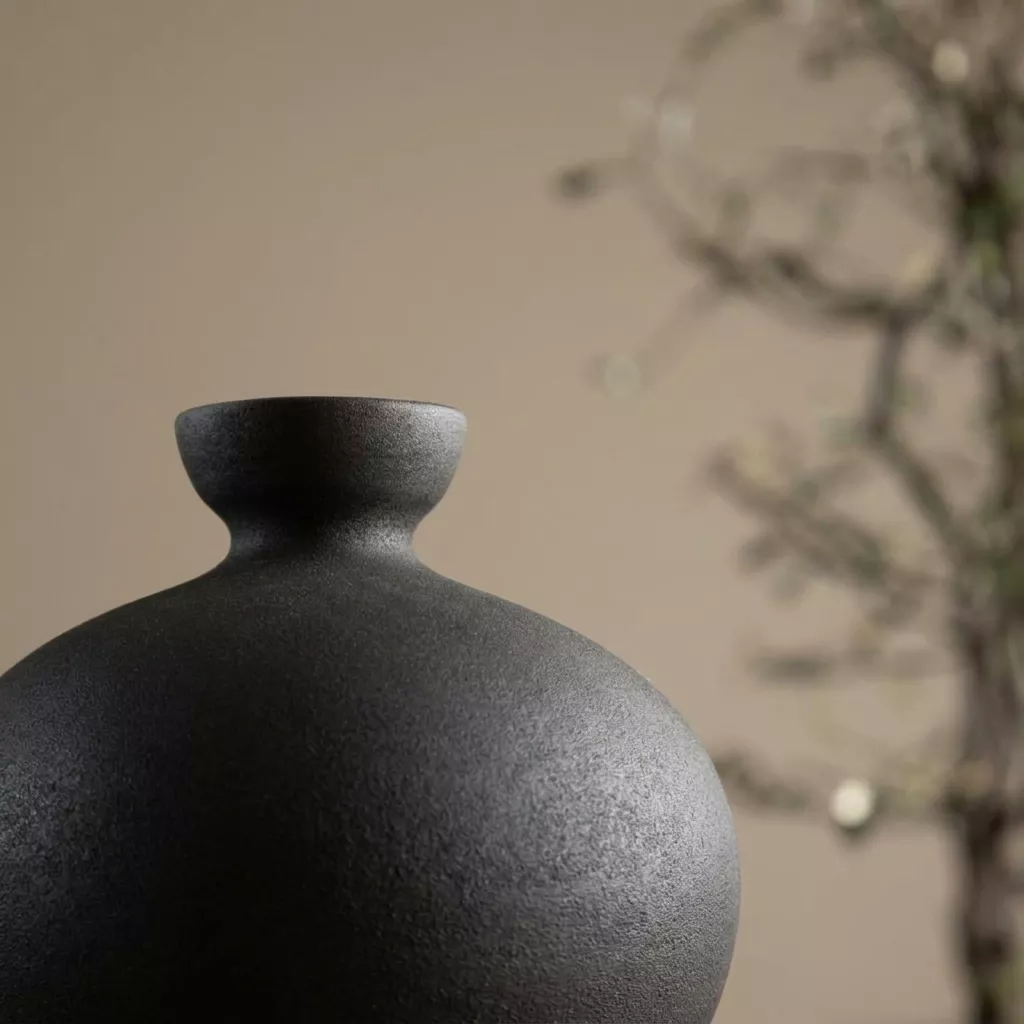 Détail du col coupelle du grand vase Zian en céramique noire engobe mate, panse sphérique et texture granuleuse