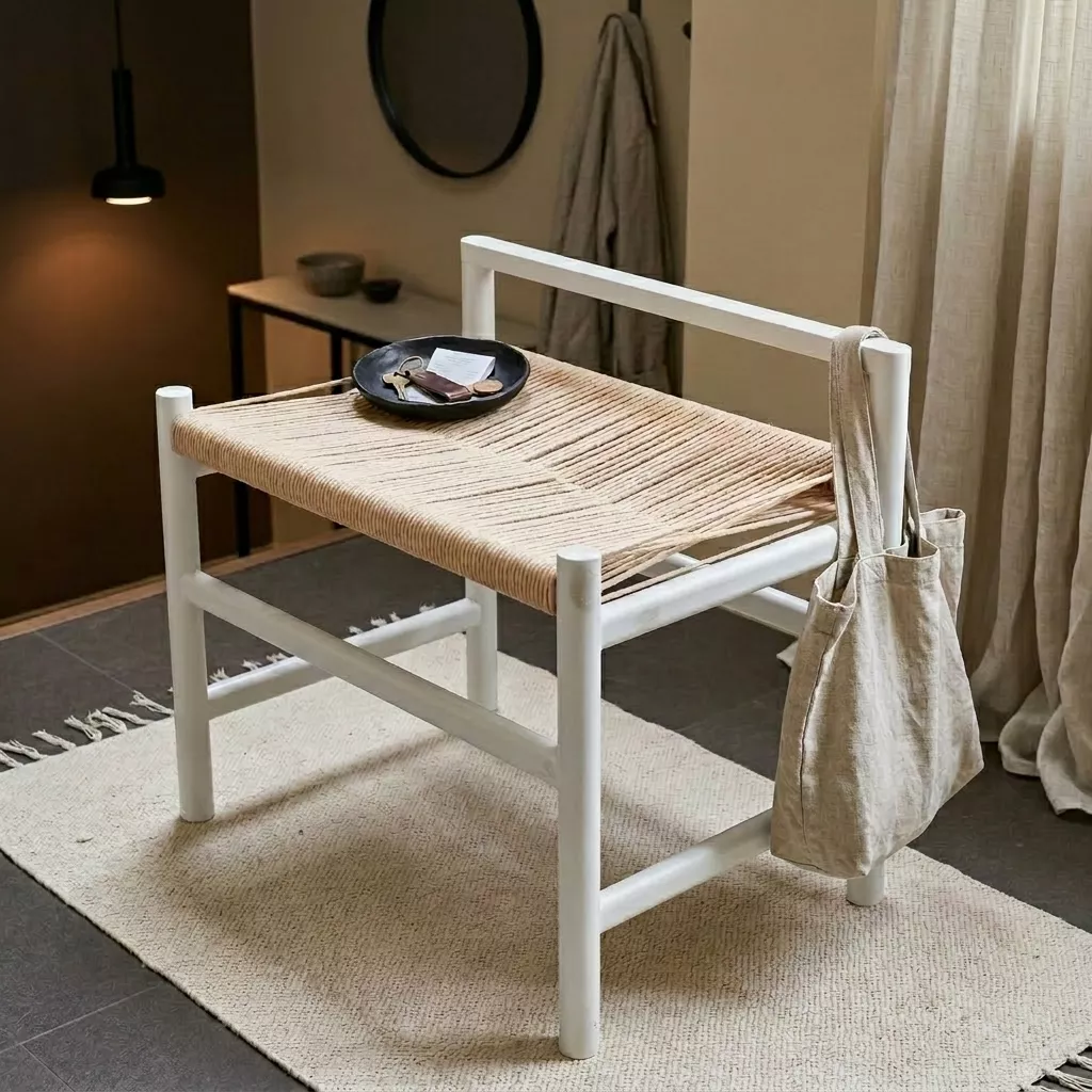Banc paper cord et structure blanche en entrée japandi, tapis jute naturel, dalle sombre, lumière chaude de suspension noire