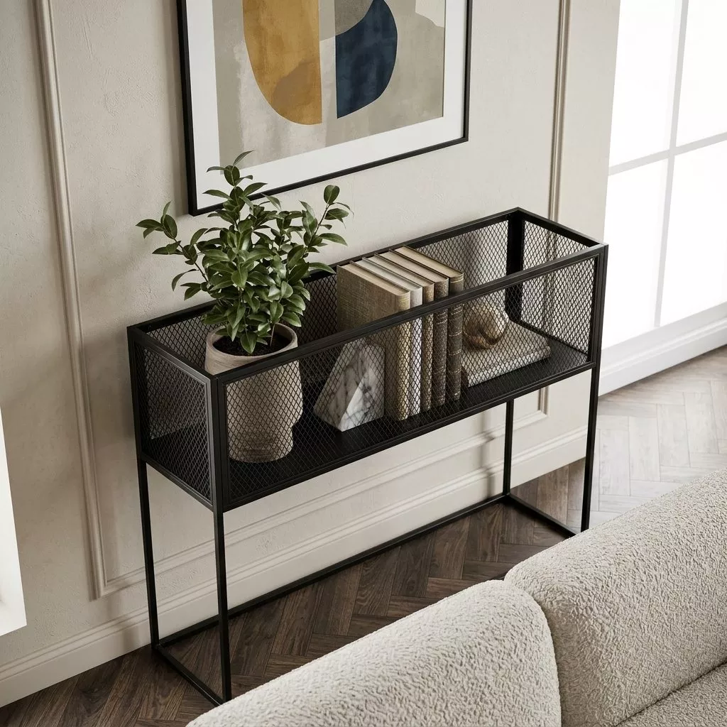 Console en acier noir au caisson de grillage déployé, dans une entrée épurée aux murs en enduit beige et parquet sombre