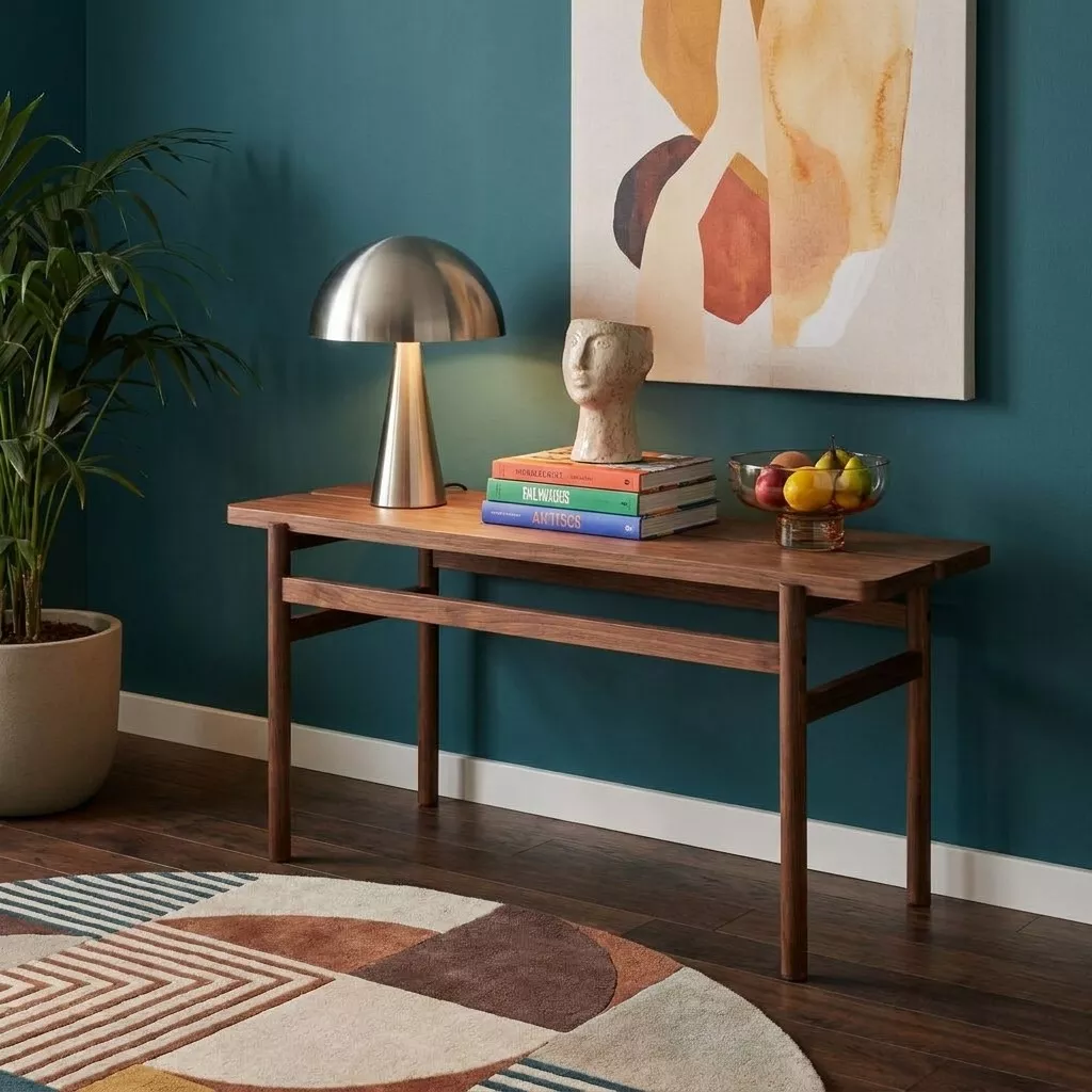 Lampe à poser champignon en fer nickel brossé sur une console en bois, mur bleu canard et tableau abstrait