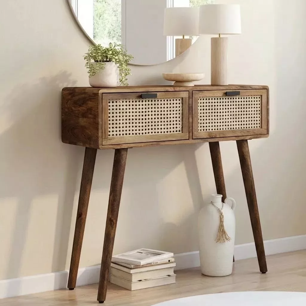 Console en manguier massif et rotin naturel avec cannage viennois, lampe et plante verte sur le plateau