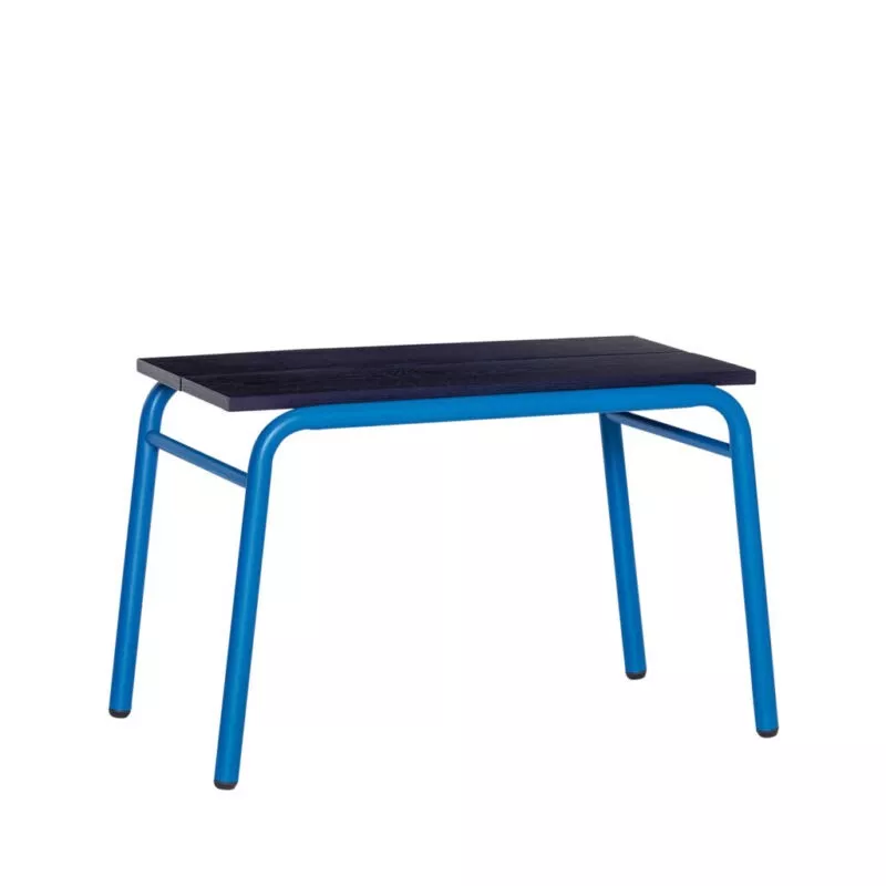 Banc en fer tubulaire laqué bleu vif et plateau placage frêne bleu marine, vue de trois-quarts arrière, fond neutre uni