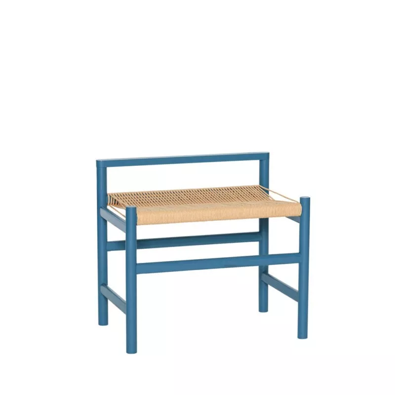 Banc en chêne massif laqué bleu pétrole, assise tressée paper cord crème, fond blanc, vue trois-quarts