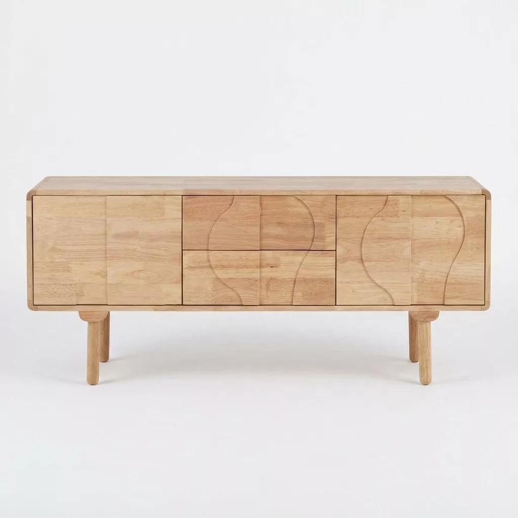 Buffet bas en bois d'hévéa massif, vue de face, façades sculptées de courbes ondulées et quatre pieds fuselés