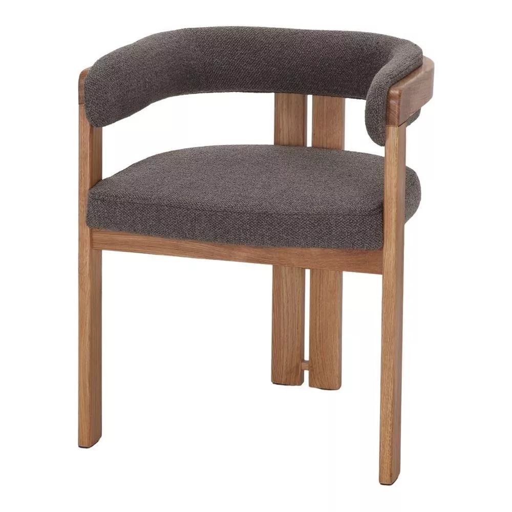 Chaise tonneau en bouclé taupe et cadre chêne miel verni, vue trois-quarts, pieds droits à l'avant et module arrière central