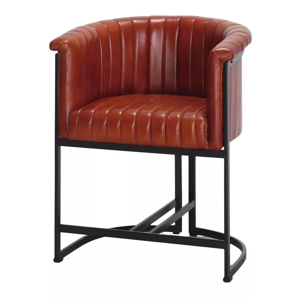 Chaise tonneau en cuir caramel cannelé, accoudoirs intégrés, structure acier noir mat à base courbée, vue trois-quarts