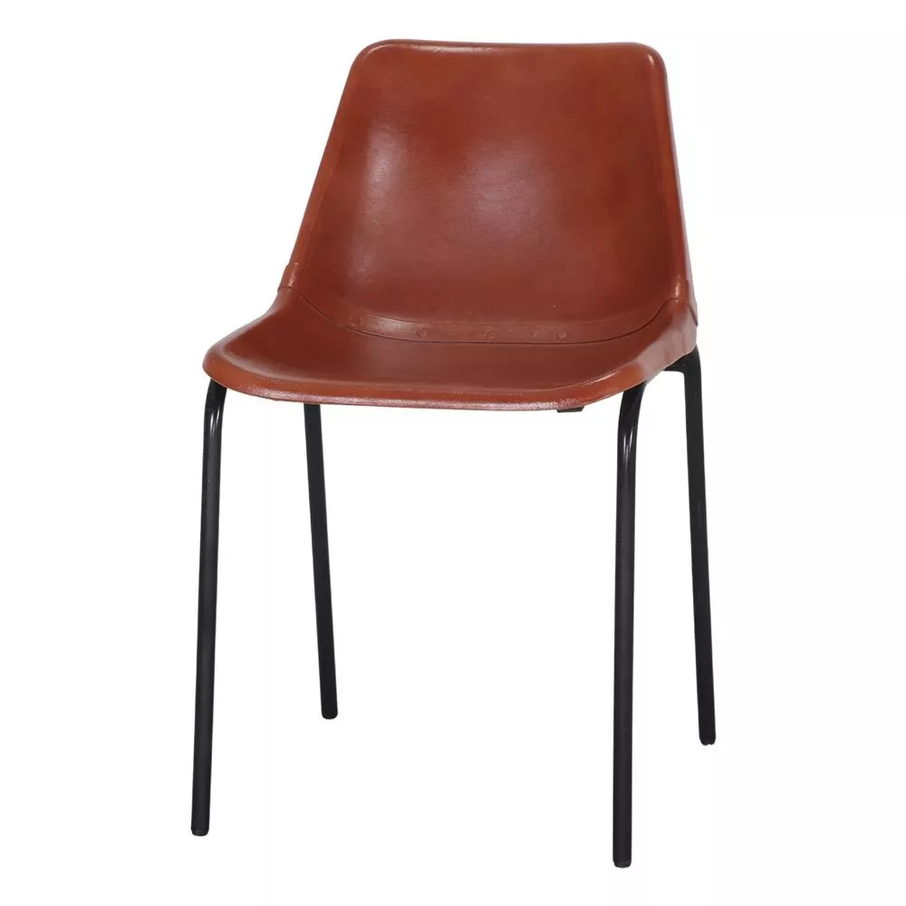 Chaise en cuir cognac vue de face, coque mono-pièce et piètement en acier noir mat, fond neutre clair
