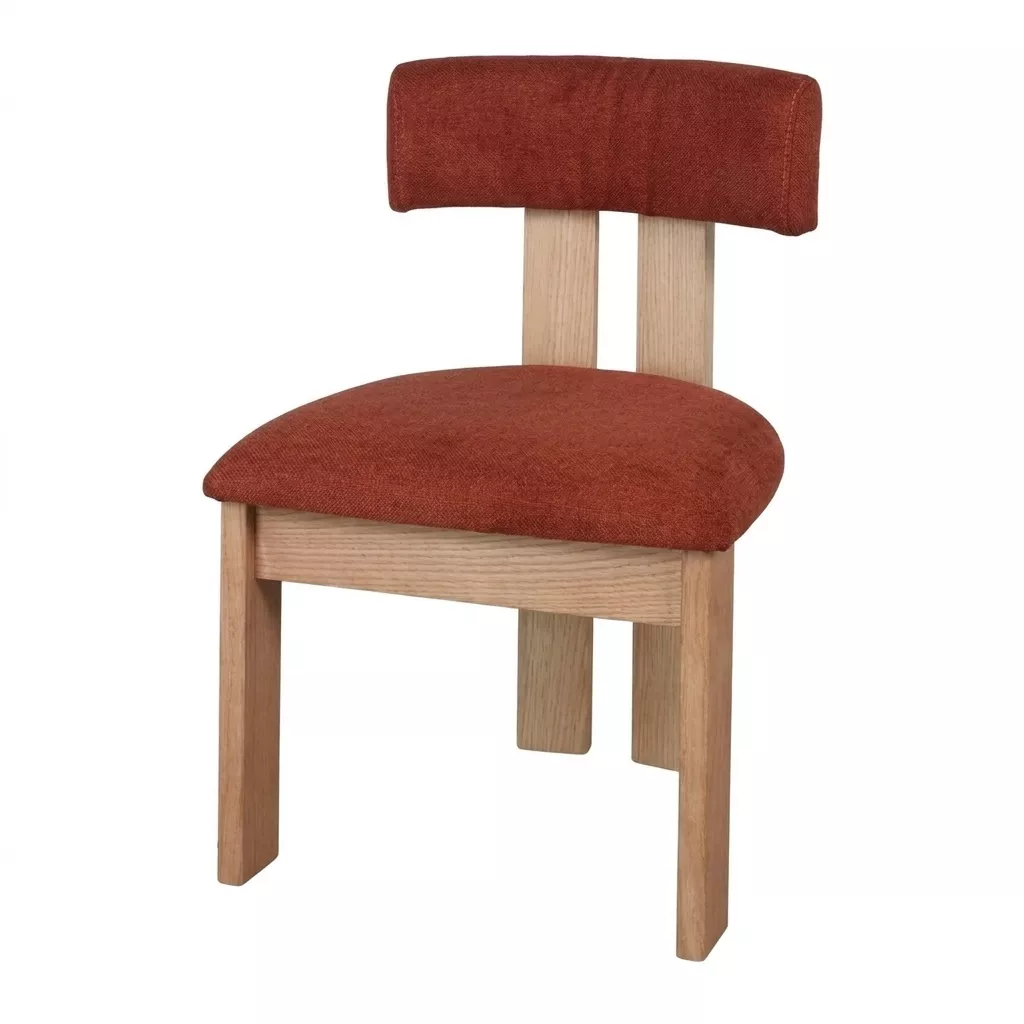 Chaise en tissu chenille terre cuite, assise rembourrée et piétement en orme clair, vue de trois-quarts sur fond neutre