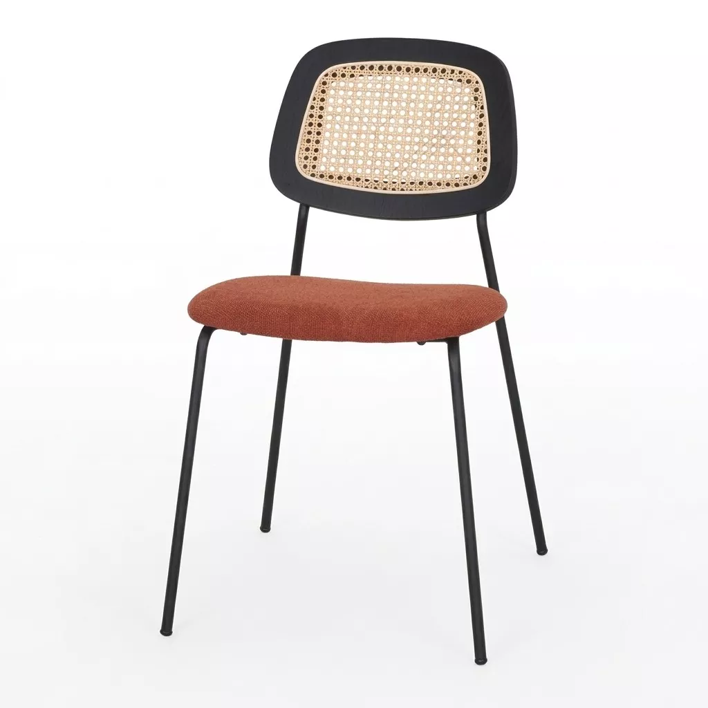 Chaise vue de trois-quarts, structure acier noir, dossier bois laqué noir à panneau cannage rotin, assise tuile, fond clair