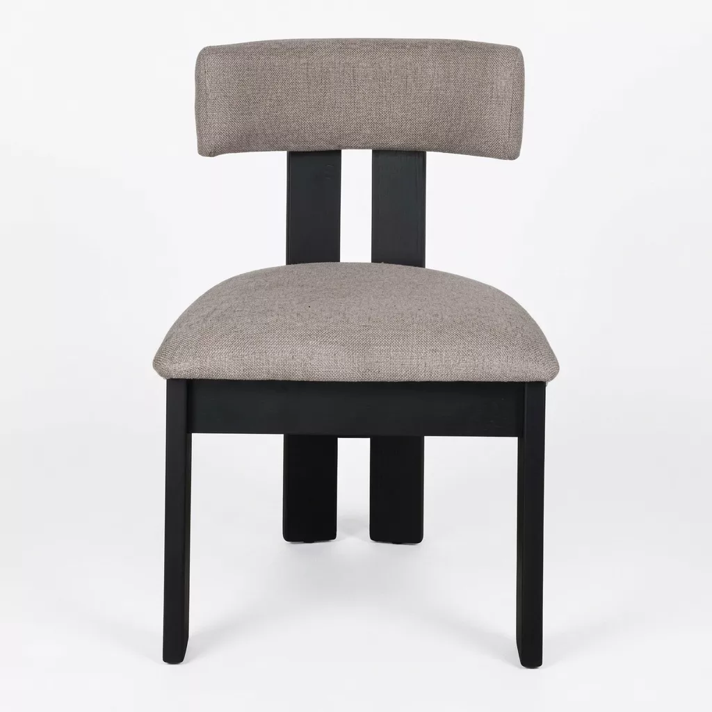 Chaise tissu taupe vue de face, dossier boudin cylindrique et structure orme laqué noir mat, sur fond neutre clair