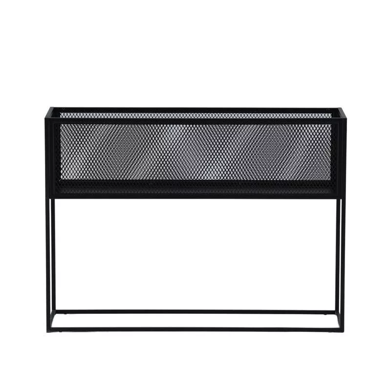 Console en acier laqué noir mat vue de face, caisson rectangulaire à grillage déployé sur quatre pieds fins, fond clair