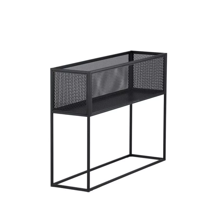 Console en acier laqué noir mat, vue de trois-quarts, caisson à grillage déployé sur quatre pieds fins, fond neutre