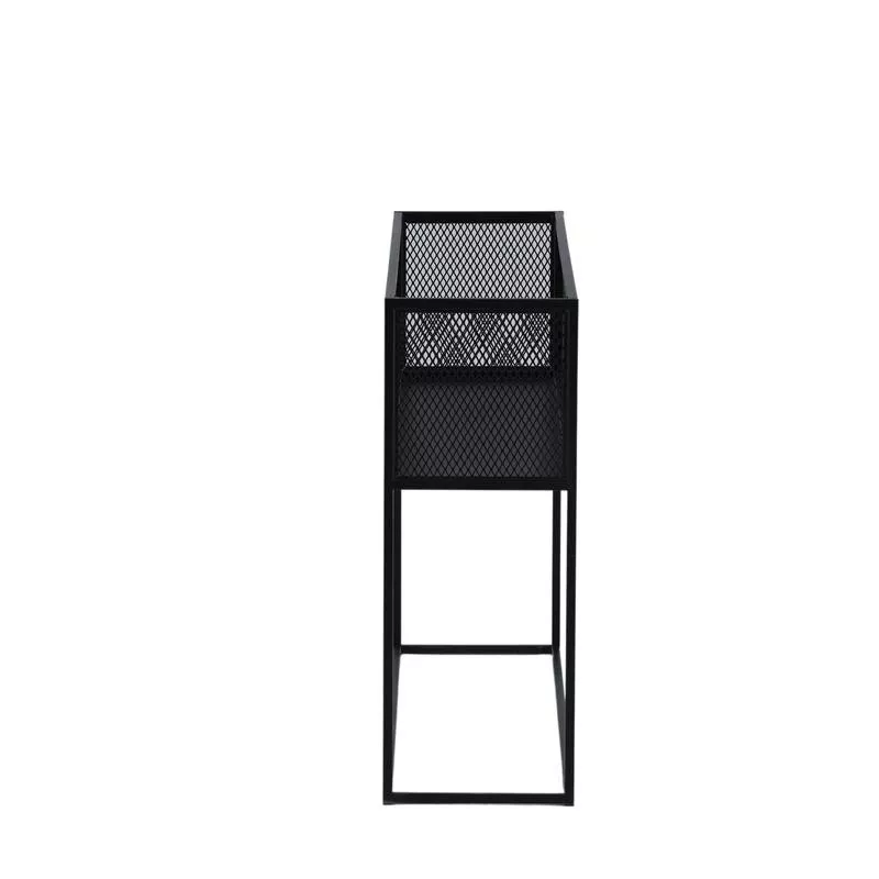 Console en acier laqué noir mat, vue latérale, caisson étroit à grillage déployé sur quatre pieds fins, fond neutre