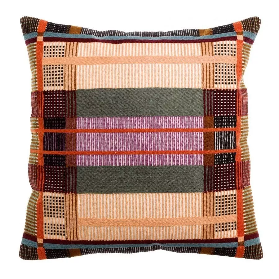 Coussin brodé multicolore en coton, motif géométrique patchwork bandes pêche, terracotta, kaki et violet, fond neutre