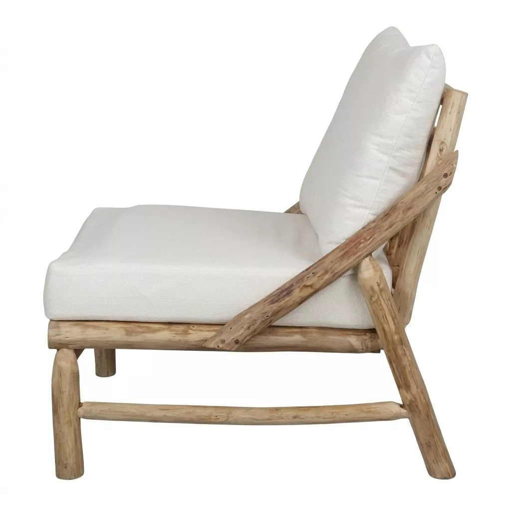 Fauteuil bois massif Thaoly de profil, coussins lin ivoire, ossature branches bois flotté huilé, fond blanc