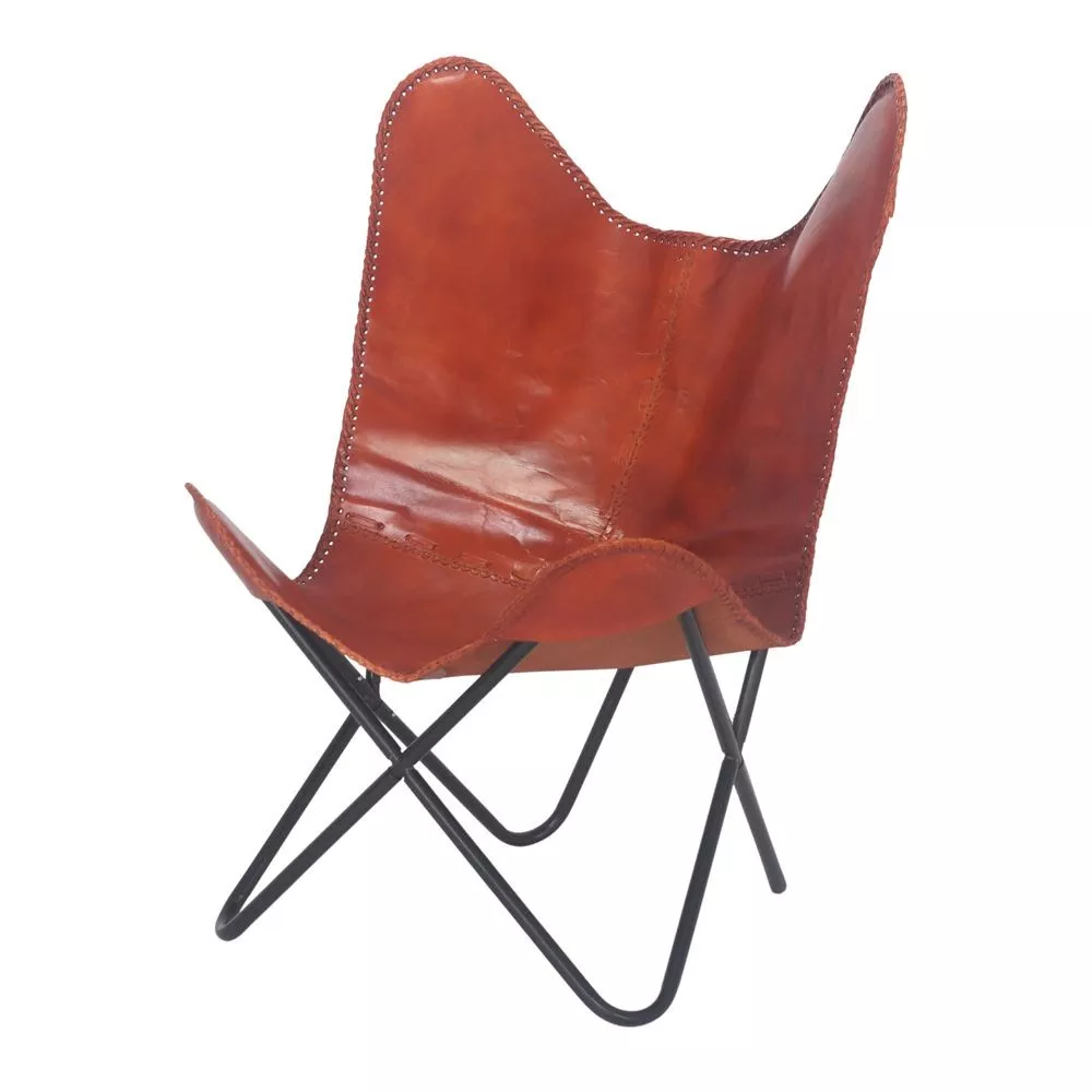 Fauteuil butterfly en cuir pleine fleur caramel, vue trois-quarts, coutures apparentes et structure acier noir mat