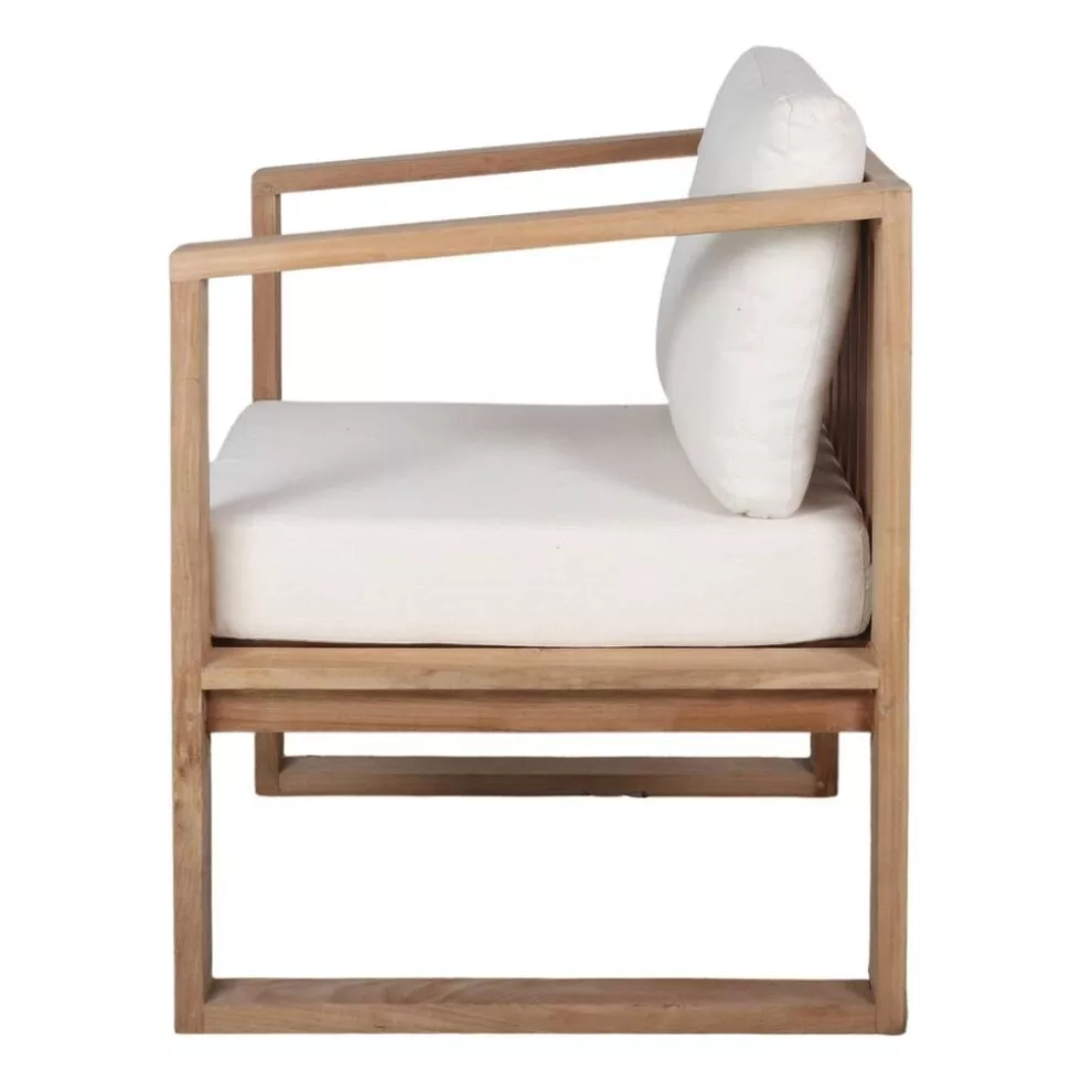 Fauteuil en teck massif blond, vue de côté, patins U continus sled-base, coussin assise et dossier ivoire, fond blanc
