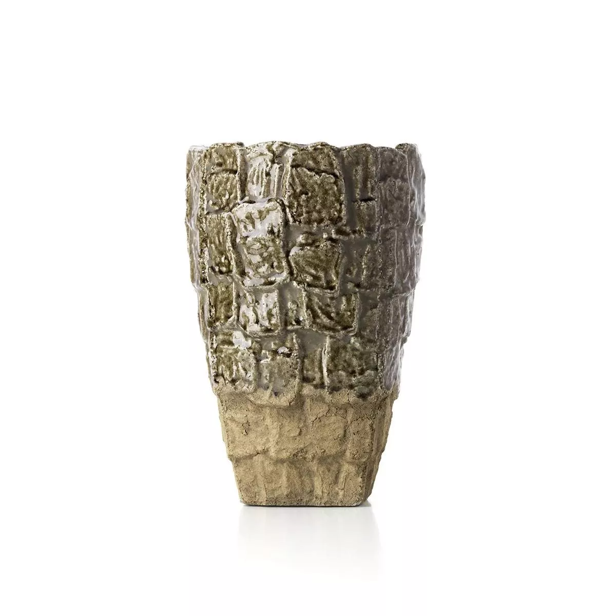 Grand vase en grès texturé façon parement de pierre, glaçure vert olive sur base beige brut, sur fond neutre