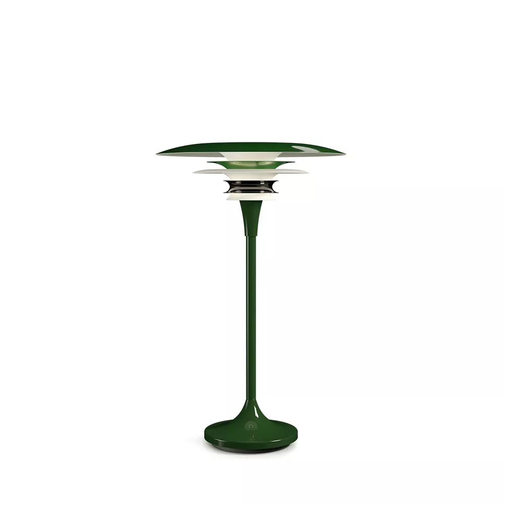 Lampe à poser en acier laqué vert forêt brillant, disques étagés et anneau chromé sur réflecteur blanc, sur fond neutre