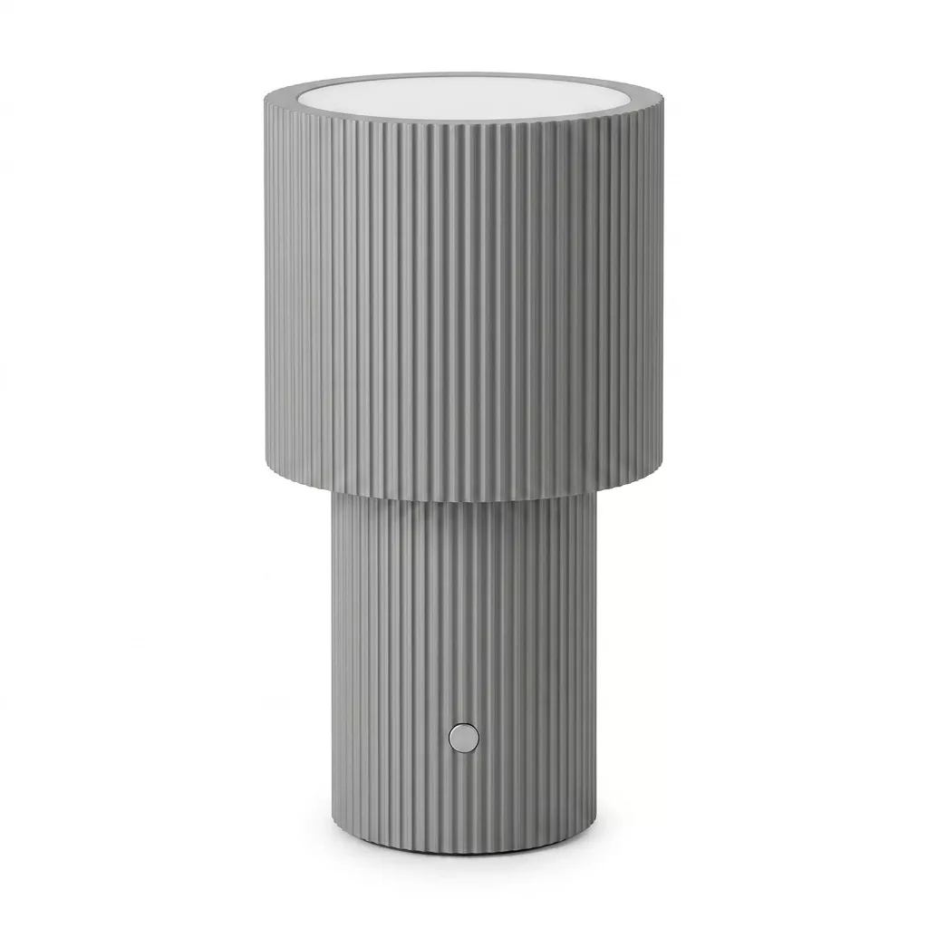 Lampe à poser portable en aluminium anodisé argent, silhouette à deux cylindres cannelés, fond neutre clair.
