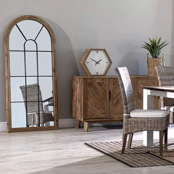 Miroir cintré en bois recyclé brun miel et meneaux en métal noir, vue de face sur fond neutre, glace divisée en panneaux.