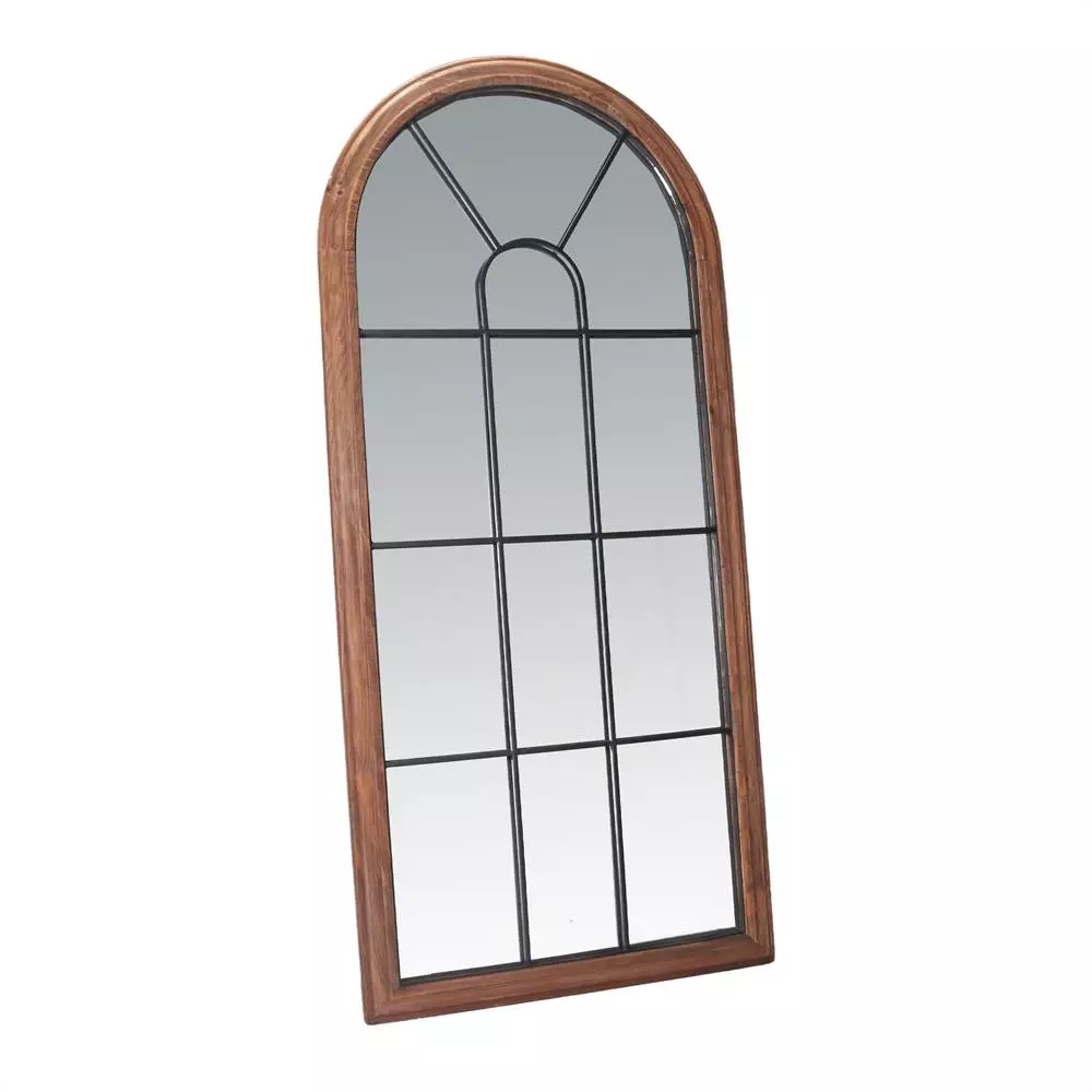 Miroir cintré en bois recyclé brun miel et meneaux en métal noir, vue de trois-quarts gauche sur fond neutre.