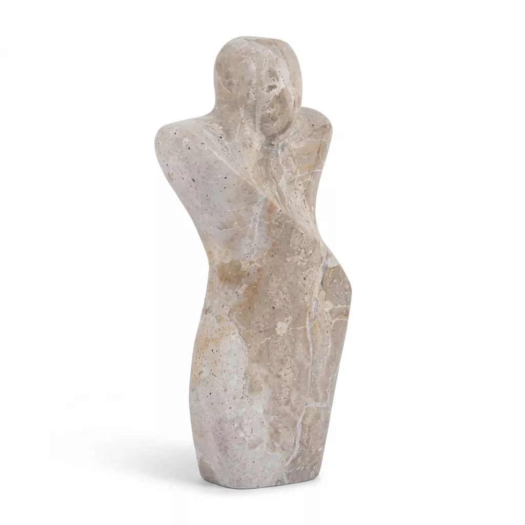 Sculpture en marbre veiné beige et gris, silhouette épurée, vue de trois-quarts sur fond blanc neutre