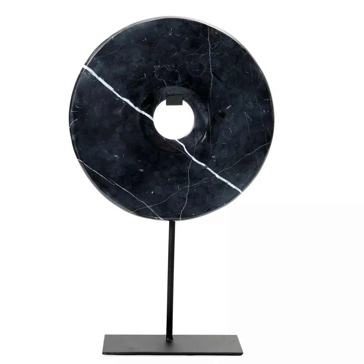 Disque en marbre noir veiné de blanc, vue de face, sur socle métal noir mat à base rectangulaire, fond clair neutre