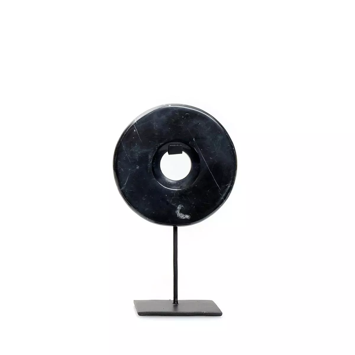 Sculpture en marbre noir veiné de blanc, disque ajouré monté sur un socle en métal noir mat, vue de face sur fond neutre