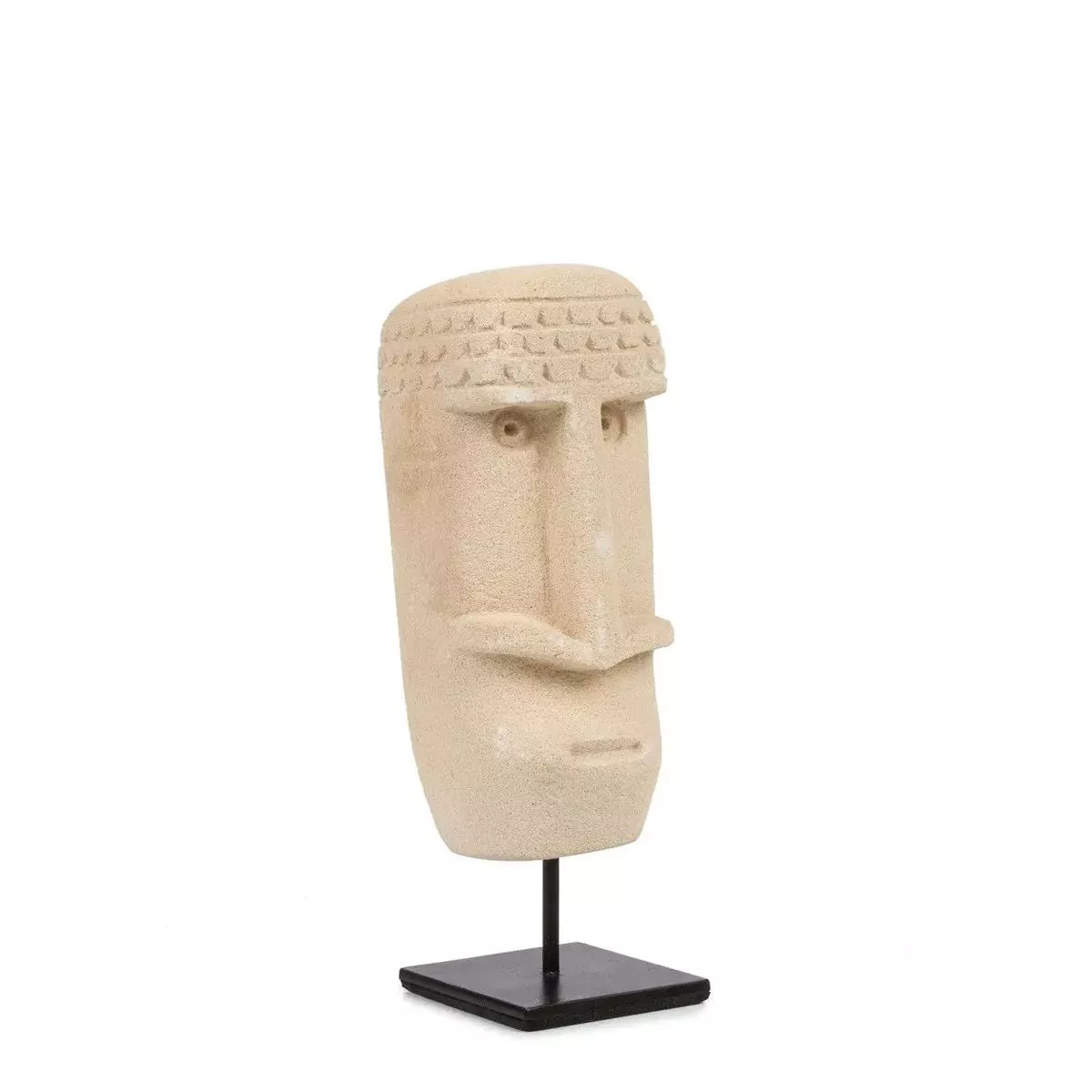 Statuette de visage en grès beige au grain sableux, sur fin socle métal noir, vue de face sur fond neutre
