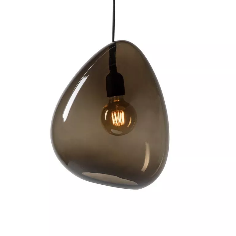 Suspension en verre soufflé fumé brun-bronze de forme organique, douille et câble noir mat, ampoule allumée sur fond clair