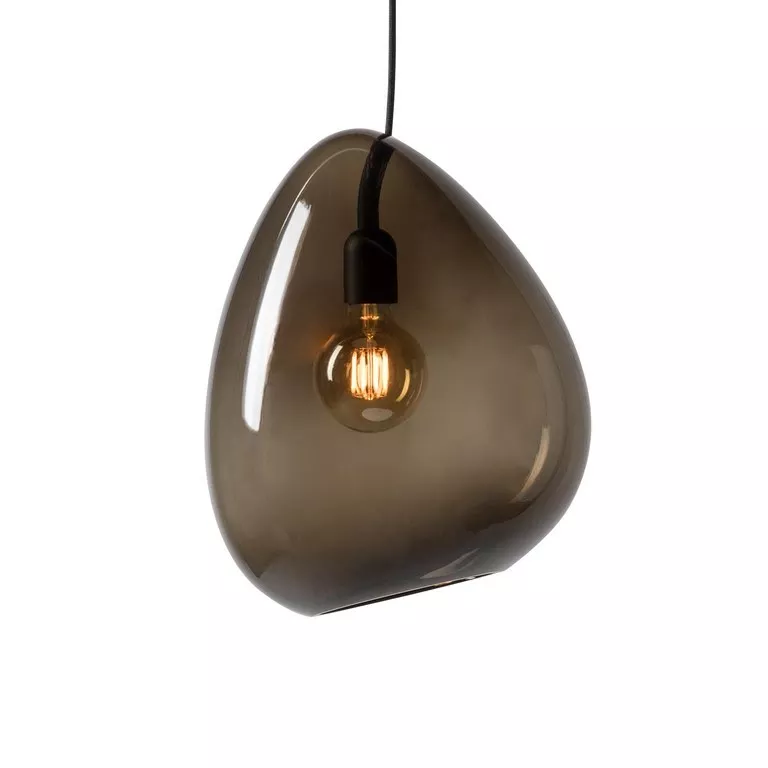 Suspension en verre soufflé fumé brun-bronze de forme libre, câble et douille noir mat, ampoule globe allumée sur fond neutre