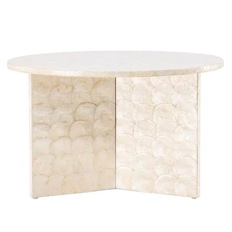 Table basse ronde au plateau et à la base entièrement plaqués de capiz nacré, vue trois-quarts sur fond neutre