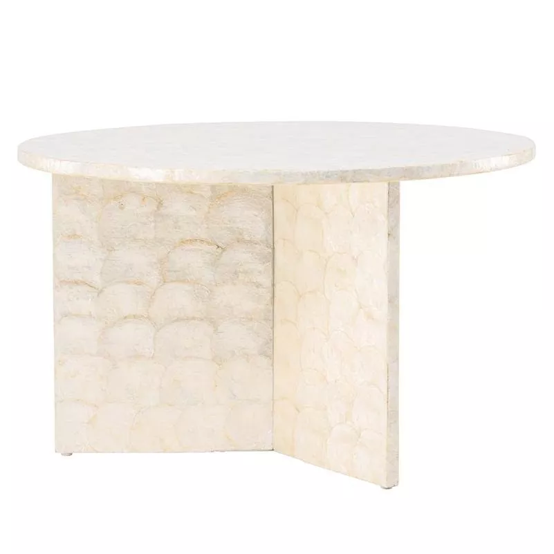 Table basse ronde en capiz nacré, vue de profil sur fond neutre, plateau circulaire posé sur deux panneaux croisés