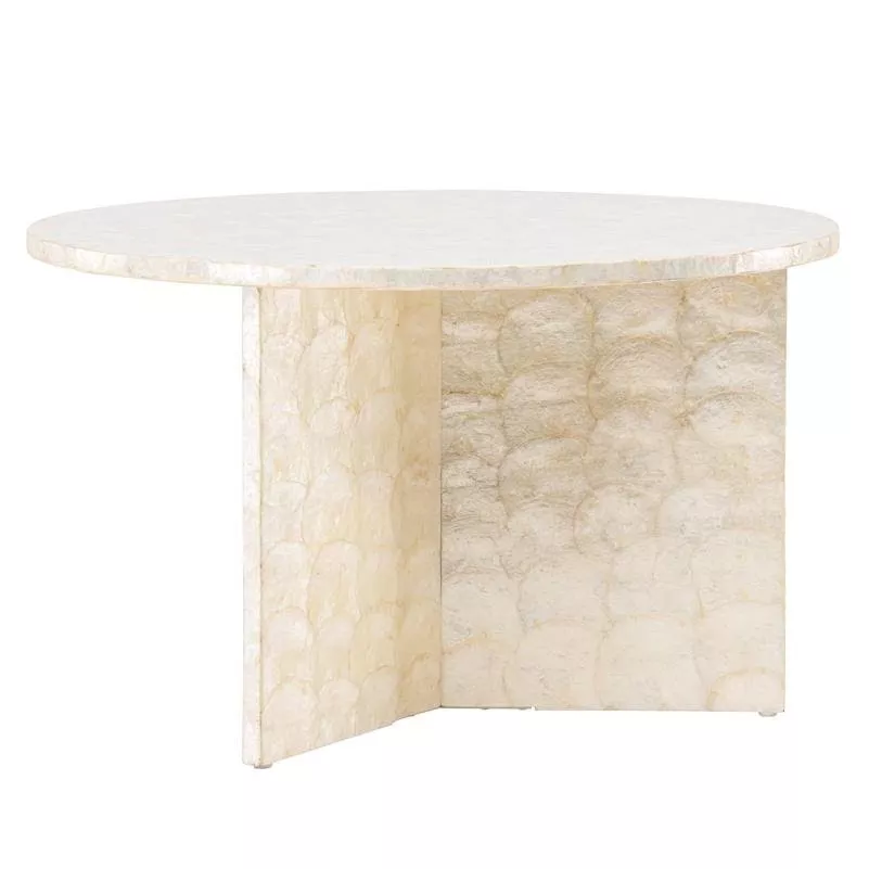 Table basse ronde en capiz nacré, vue trois-quarts en plongée légère sur fond neutre, base à deux panneaux croisés