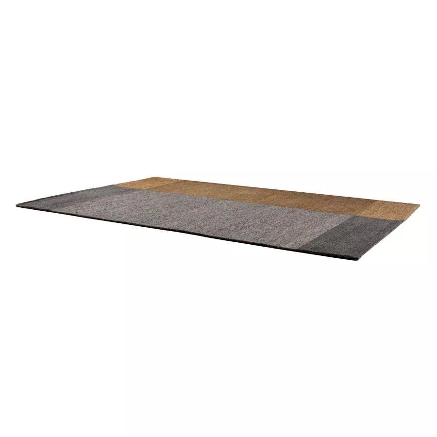 Tapis jacquard à poils ras moutarde, gris béton et charcoal, vue de trois-quarts sur fond neutre, finition sans frange