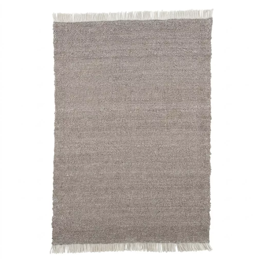 Tapis laine tissée main greige bouclée, vue de dessus sur fond blanc, franges écrues sur les deux côtés courts